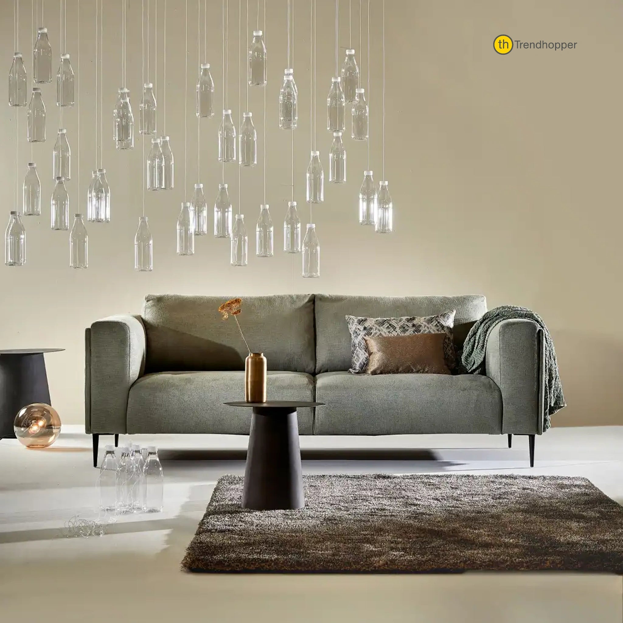 Trendhopper Sofa mit Design-Flair und kreativer Lichtinstallation