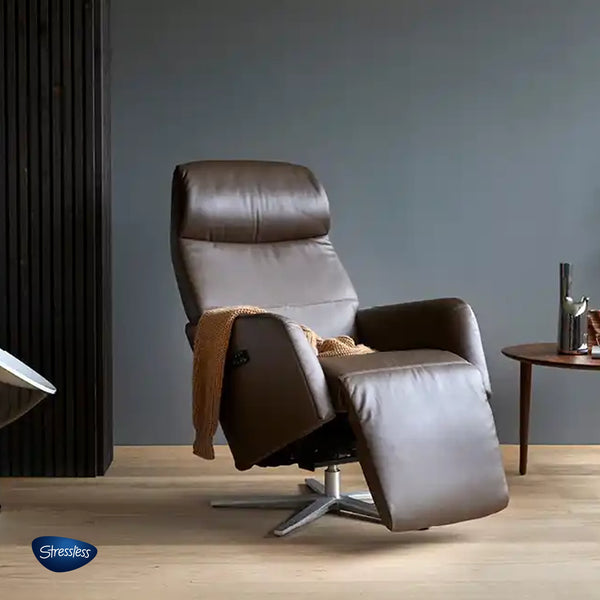 Stressless Relaxsessel in braunem Leder aufrecht stehend mit Hocker