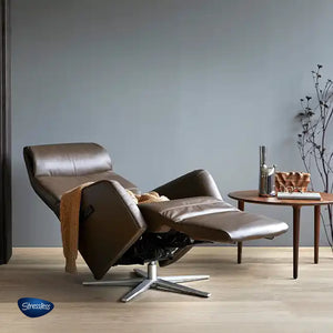  Stressless Relaxsessel in braunem Leder in Liegeposition mit Decke