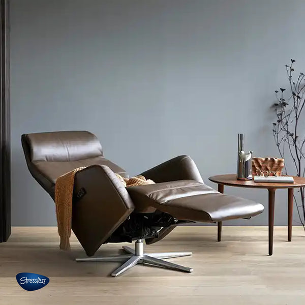  Stressless Relaxsessel in braunem Leder in Liegeposition mit Decke