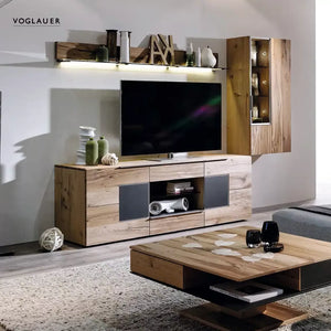 Komplettansicht einer modernen Voglauer Wohnwand mit Lowboard, Hängeelementen und TV