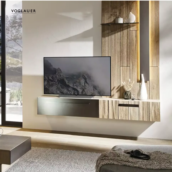 Wohnwand Voglauer Vlineos mit Couchtisch und Kamin in moderner Wohnumgebung
