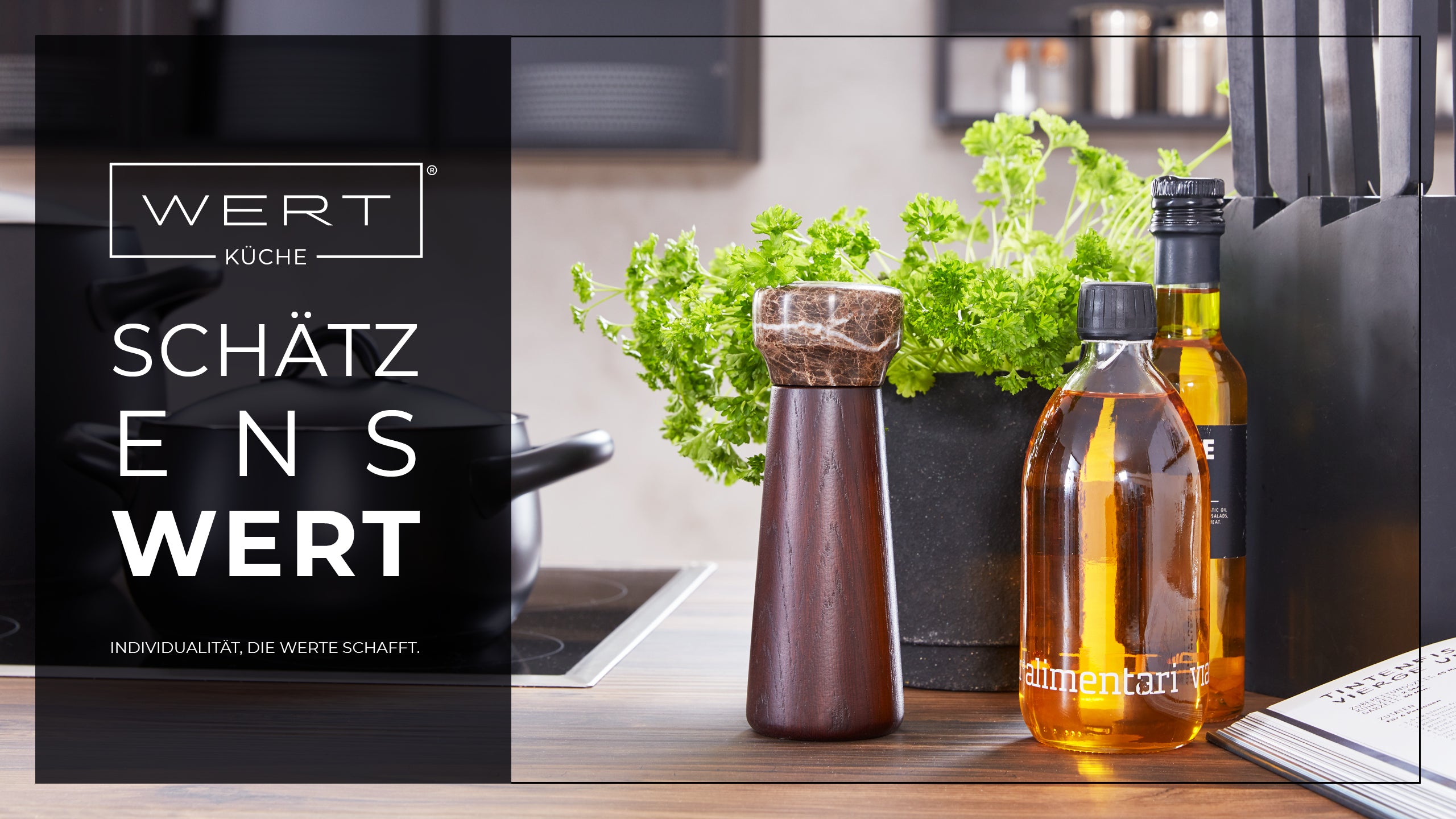 WERT Küche Markenmotiv mit Gewürzen, Ölflasche und Claim ‚SchätzensWERT – Individualität, die Werte schafft