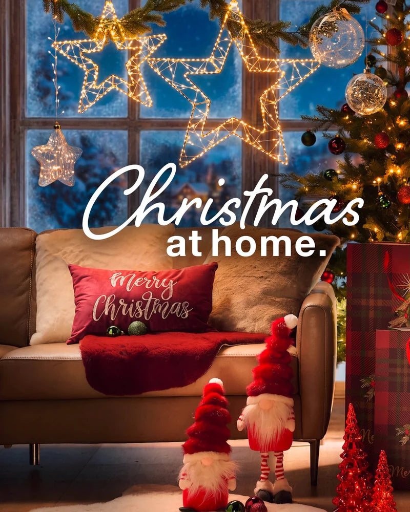 Festlich dekoriertes Wohnzimmer mit leuchtenden Sternen, Weihnachtsbaum und Wichteln